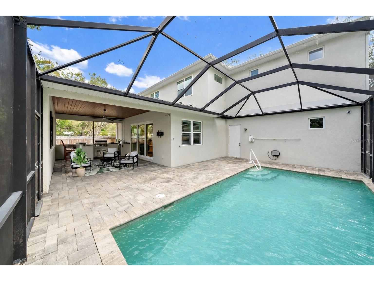 2207 Wisteria Street Sarasota FL 34239 A4683417 image2