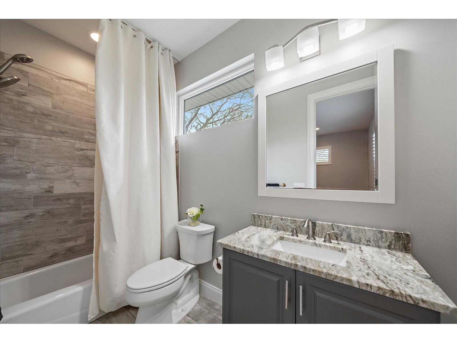 2207 Wisteria Street Sarasota FL 34239 A4683417 image26
