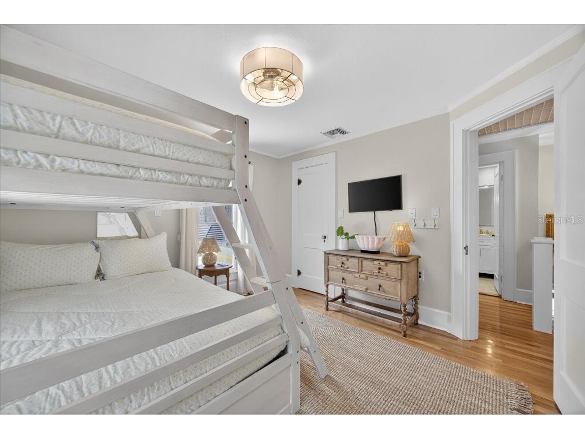 221 13th Avenue NE Saint Petersburg FL 33701 TB8411132 image27