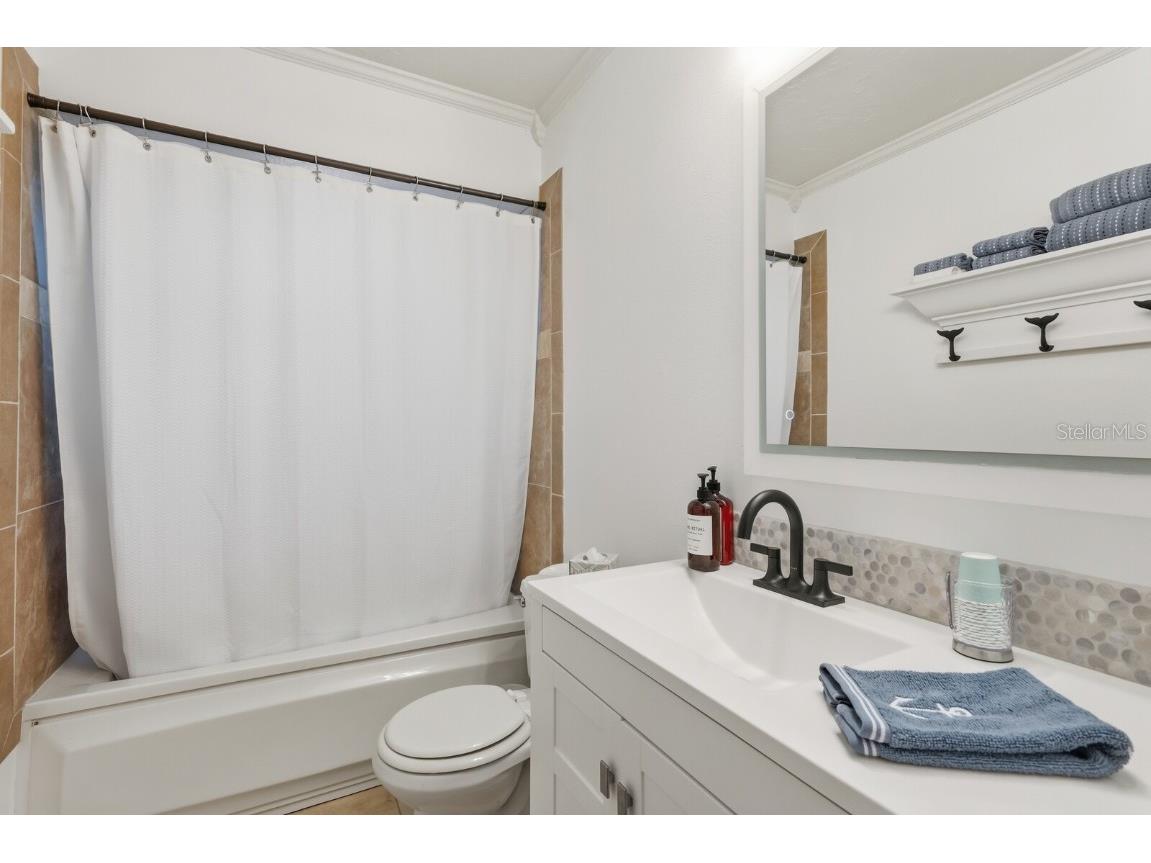 221 Island Circle Sarasota FL 34242 A4668472 image19