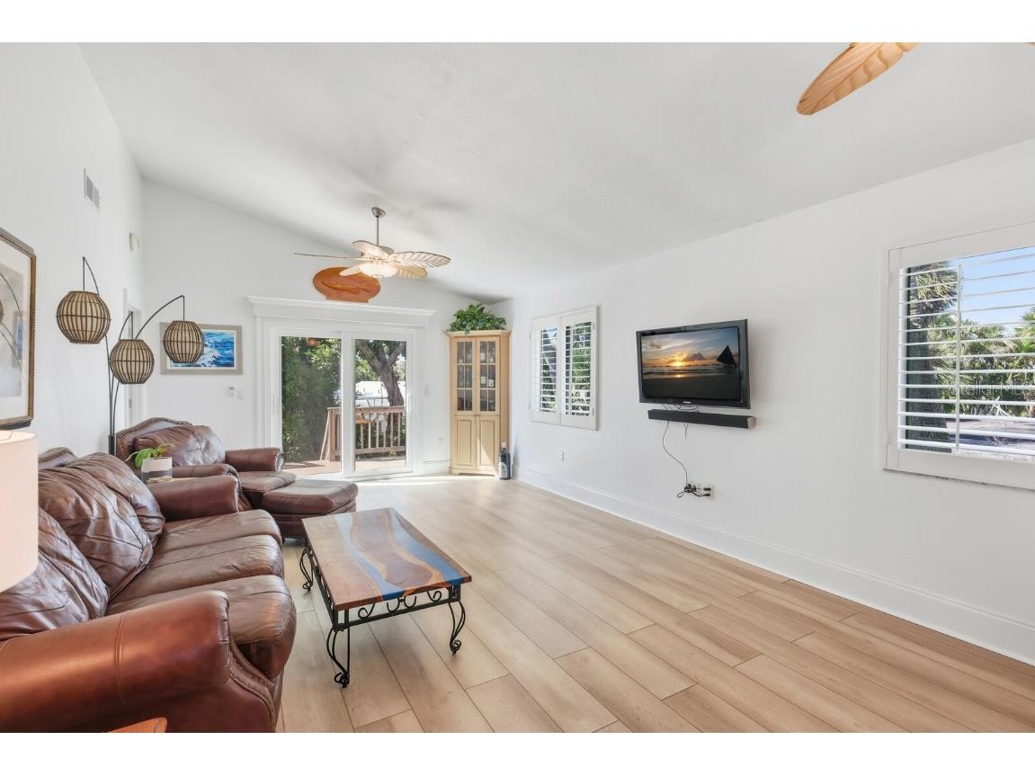 221 Island Circle Sarasota FL 34242 A4668472 image4