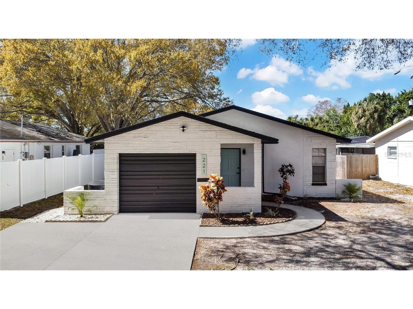 221 NE Monroe Circle N Saint Petersburg FL 33702 O6181827 image1