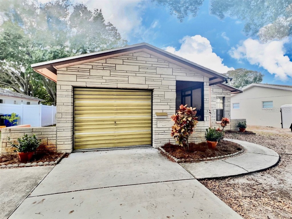 221 NE Monroe Circle N Saint Petersburg FL 33702 U8223639 image1