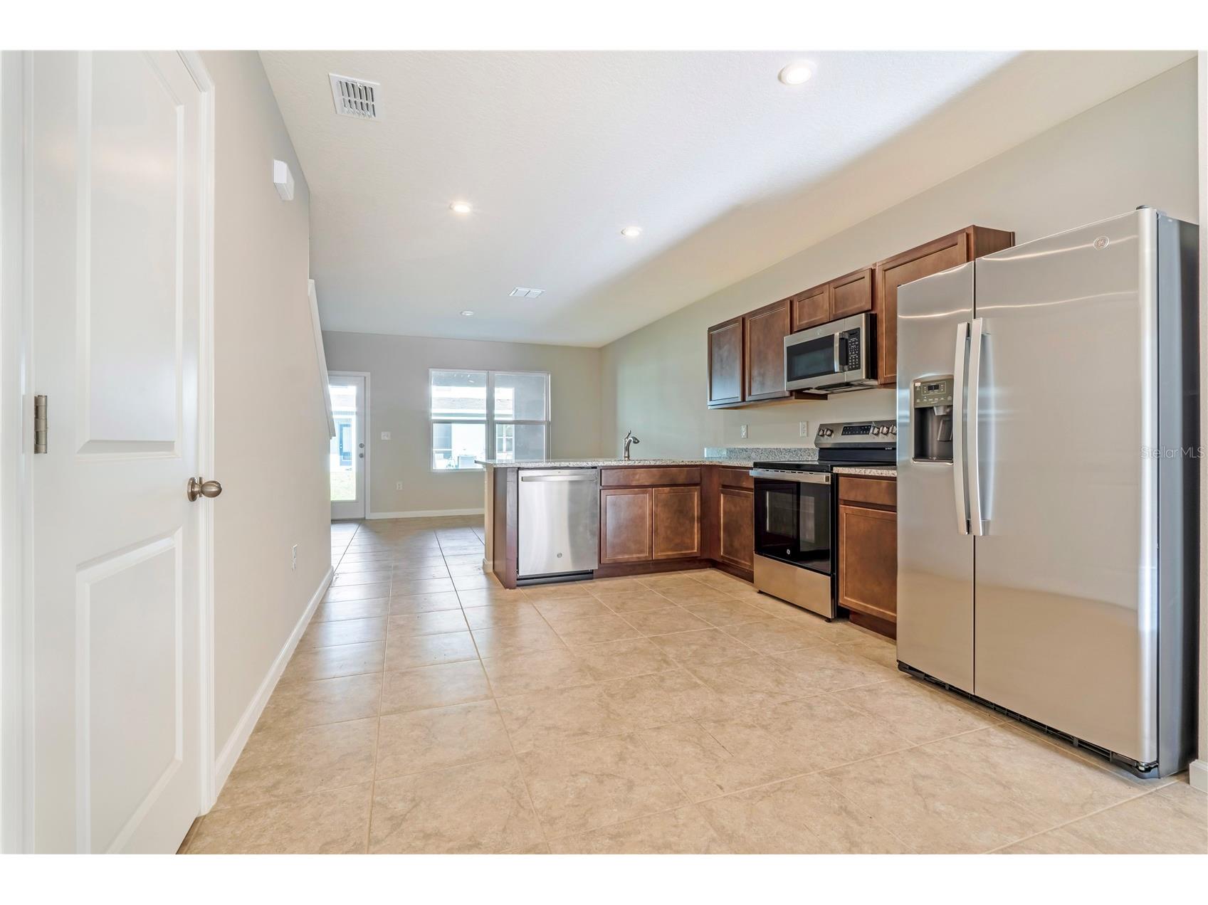 2212 Fluorescent Way South Daytona FL 32119 V4946328 image4