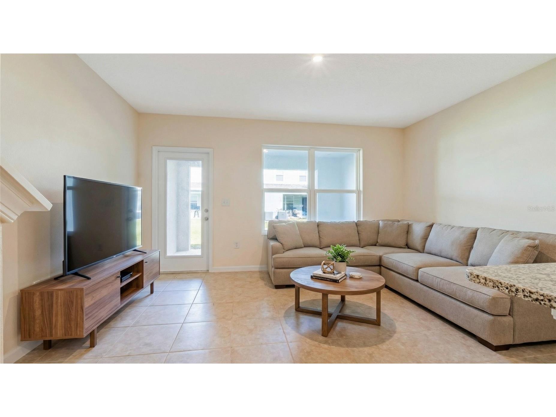 2212 Fluorescent Way South Daytona FL 32119 V4946328 image6