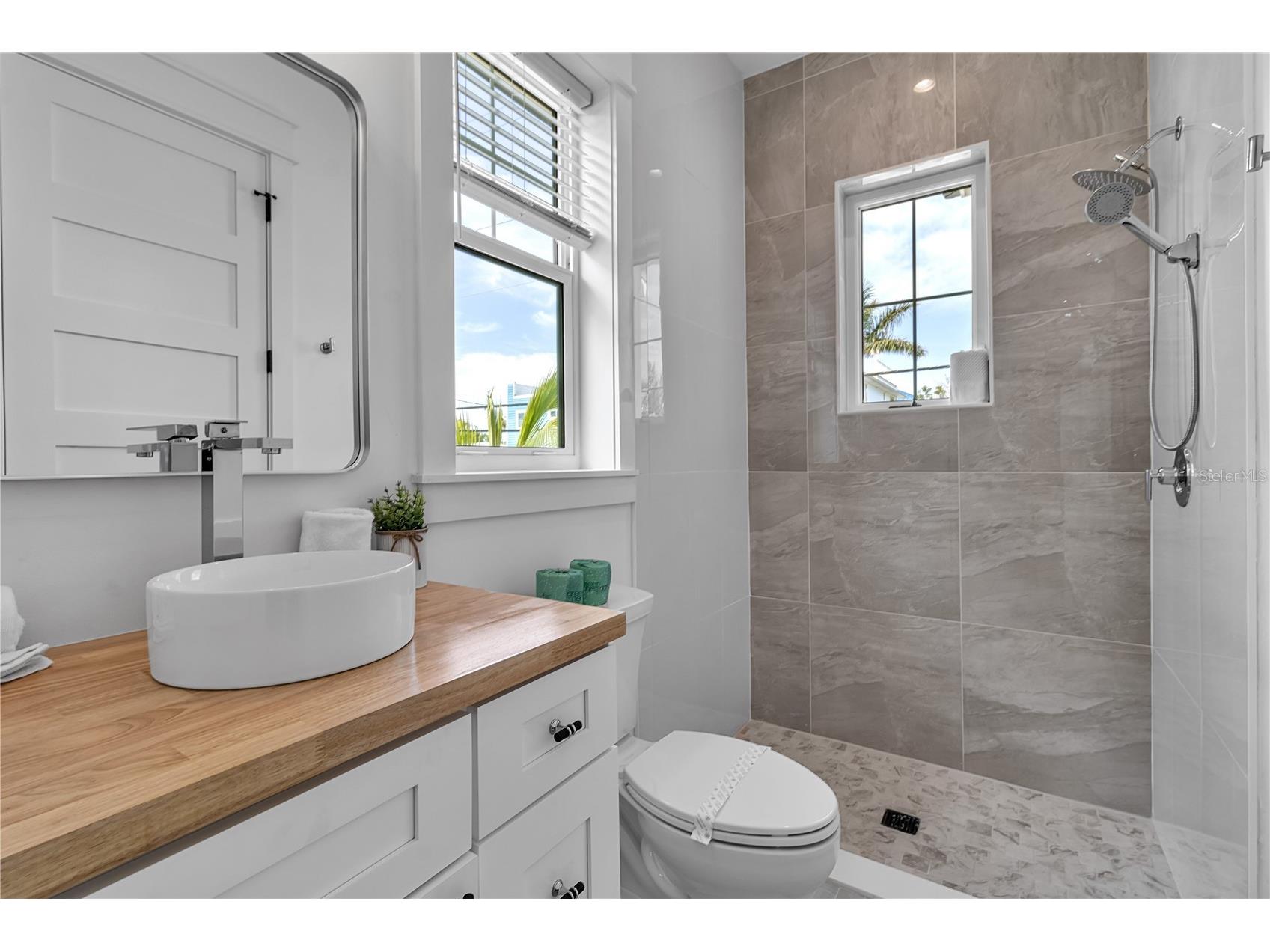 2215 Avenue C Bradenton Beach FL 34217 A4684407 image31