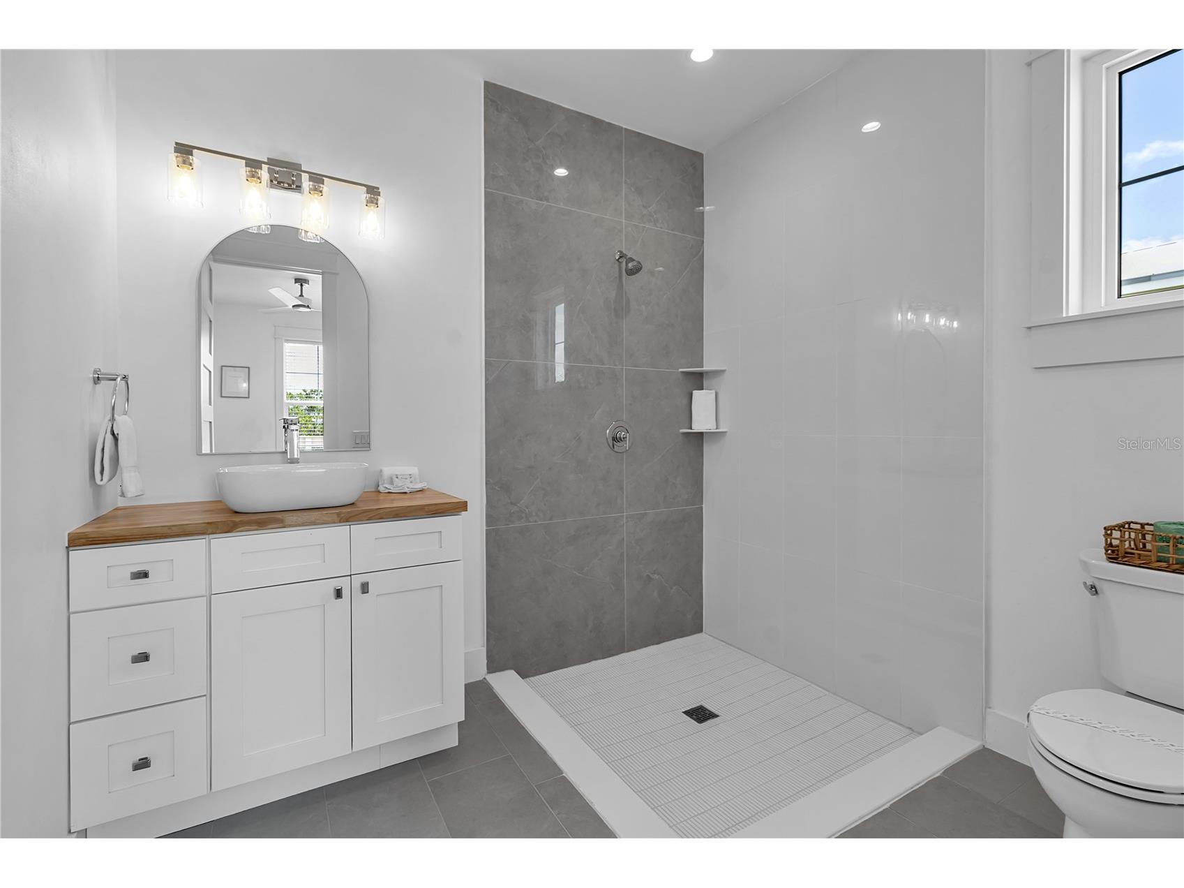 2215 Avenue C Bradenton Beach FL 34217 A4684407 image44