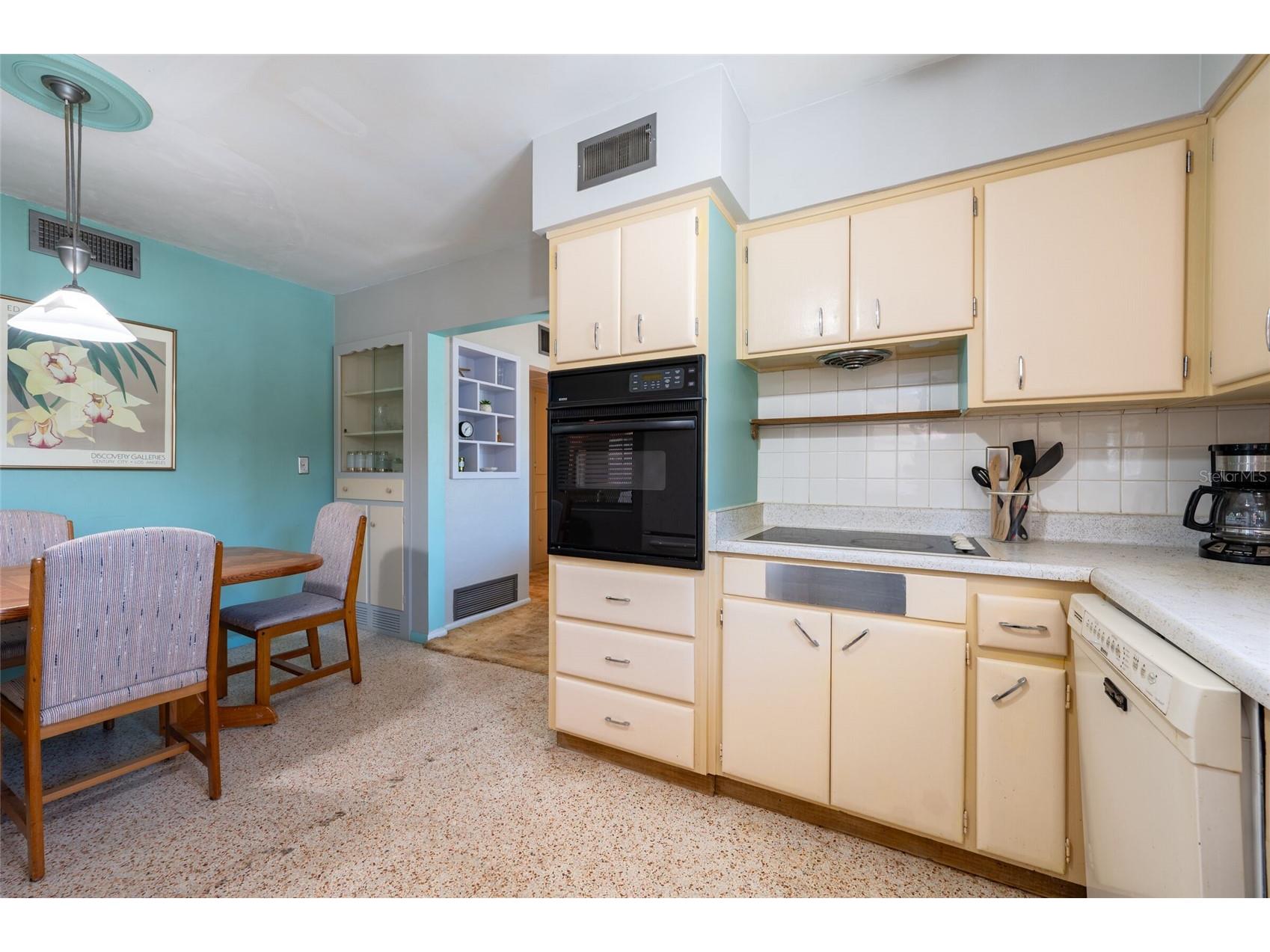 2215 Grove Street Sarasota FL 34239 A4695061 image16