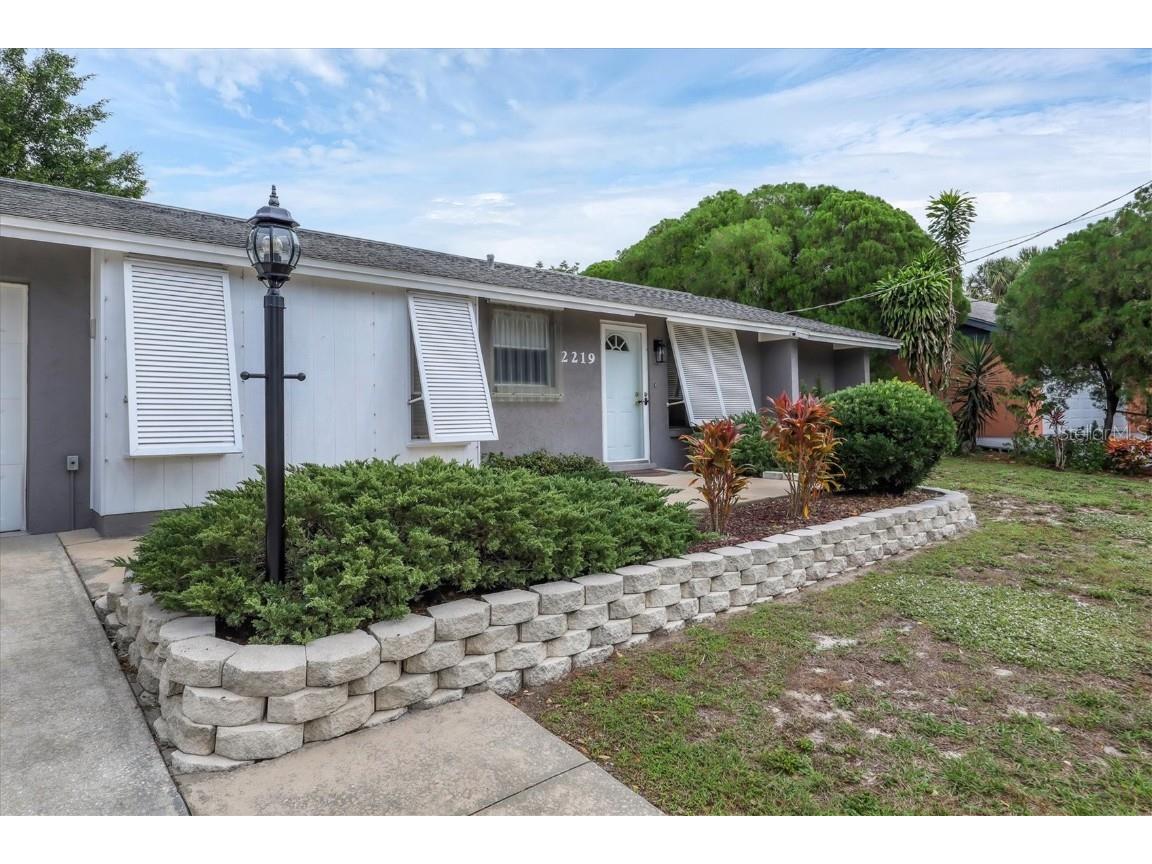 2219 Linwood Drive Sarasota FL 34232 - PHILLIPPI CREEK A4592786 image1