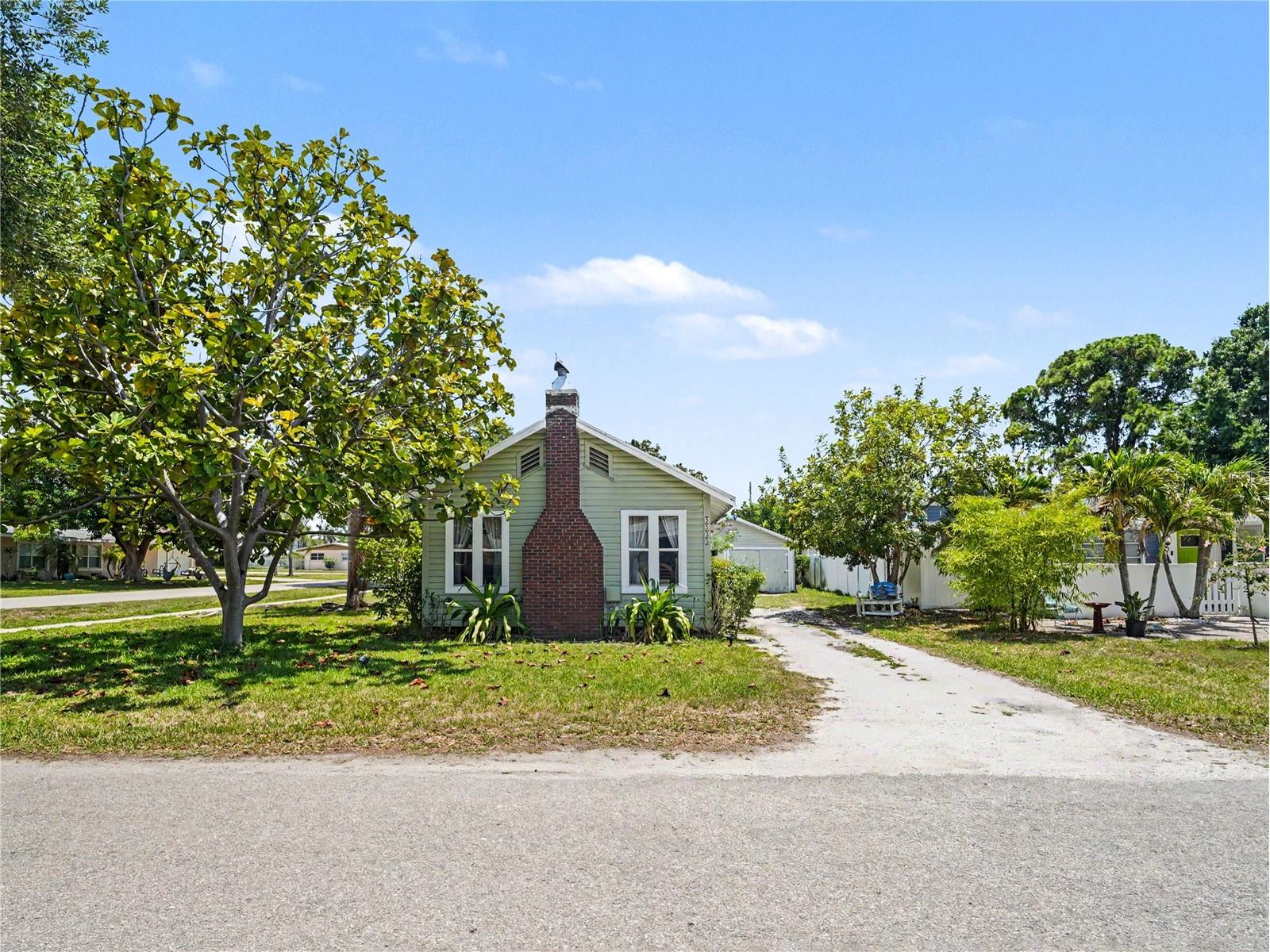 2222 Florinda Street Sarasota FL 34231 A4693347 image1