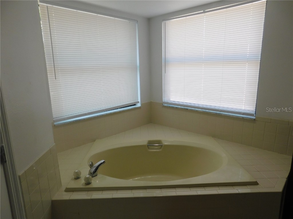 2233 Springwood Circle W Clearwater FL 33763 TB8457099 image19