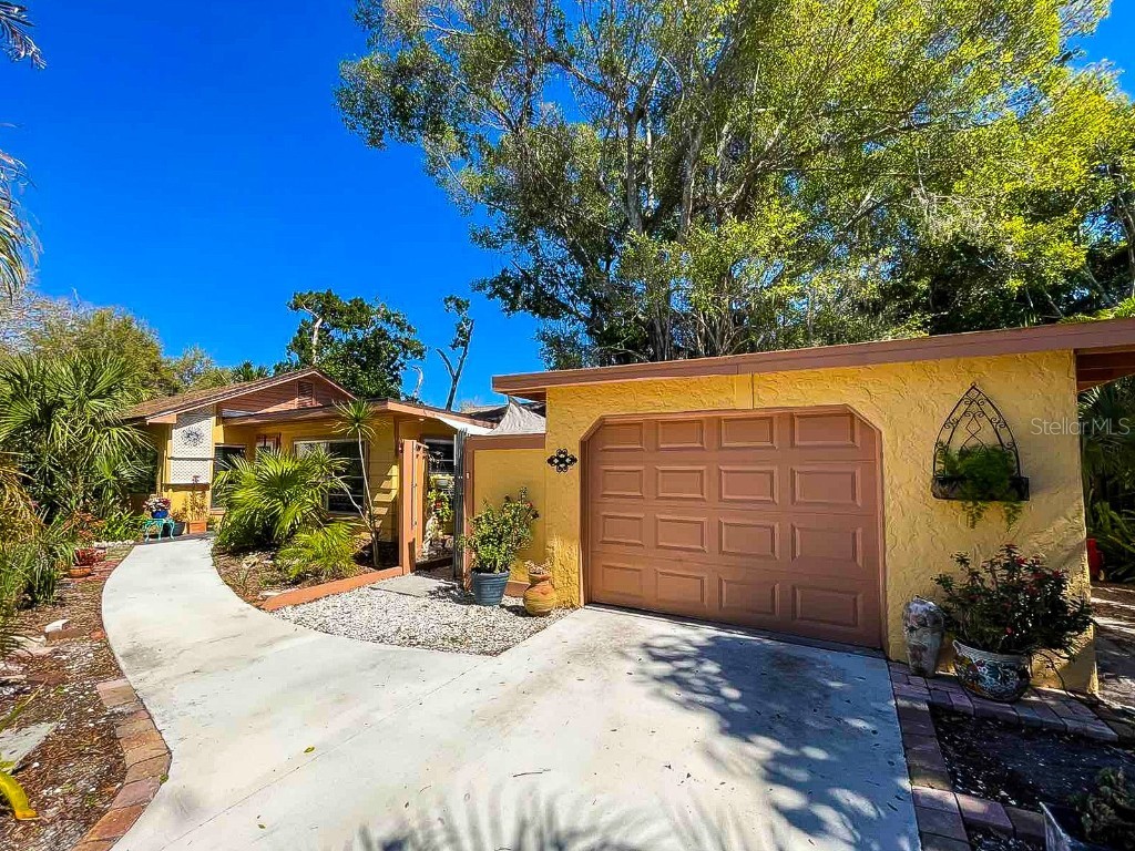 2236 Ixora Avenue Sarasota FL 34234 A4600648 image1