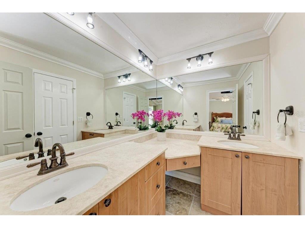 2237 Circlewood Drive #18 Sarasota FL 34231 A4670012 image15