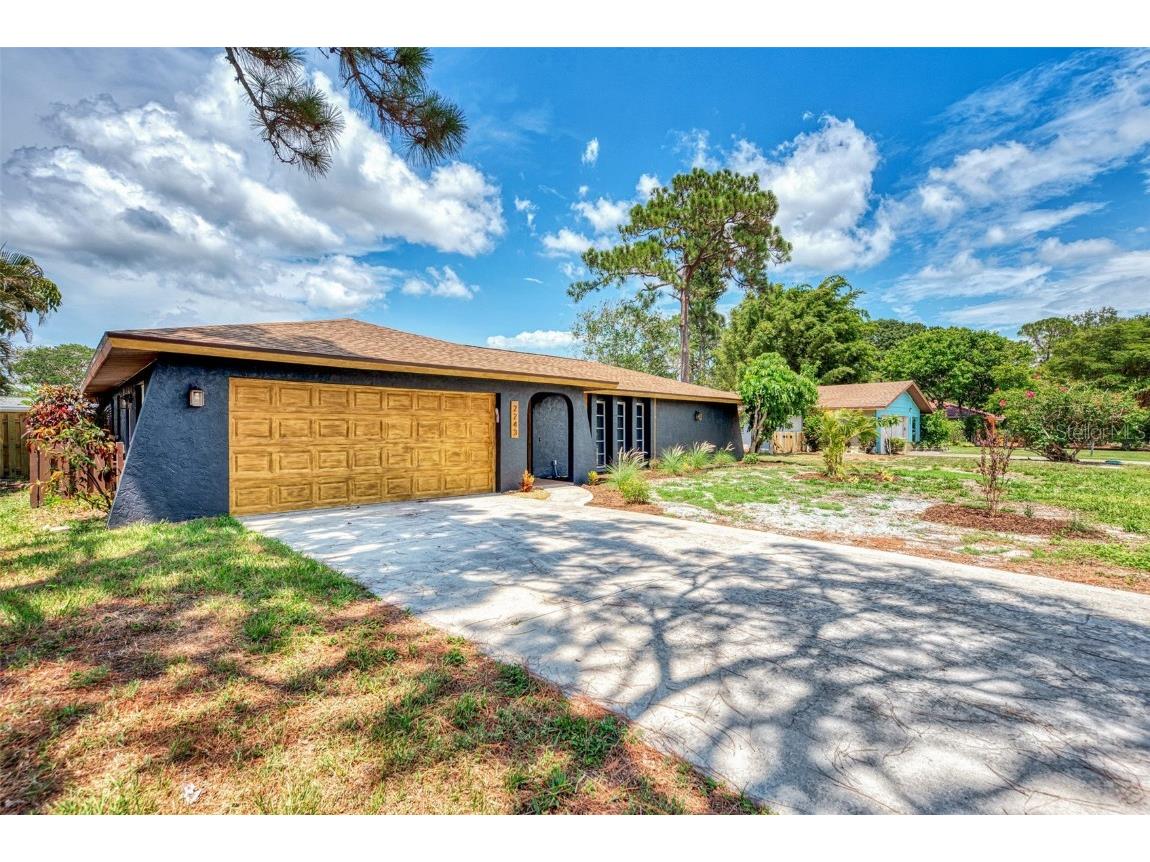 2243 Pine View Circle Sarasota FL 34231 A4576862 image1
