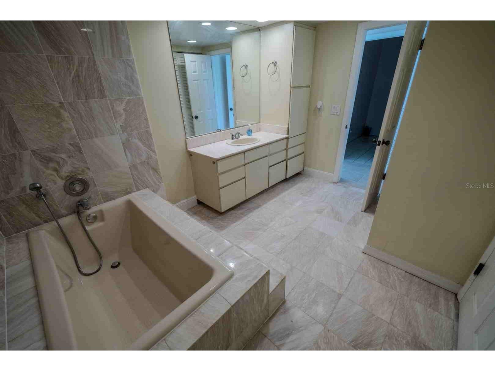225 Country Club Drive #D142 Largo FL 33771 TB8525826 image38