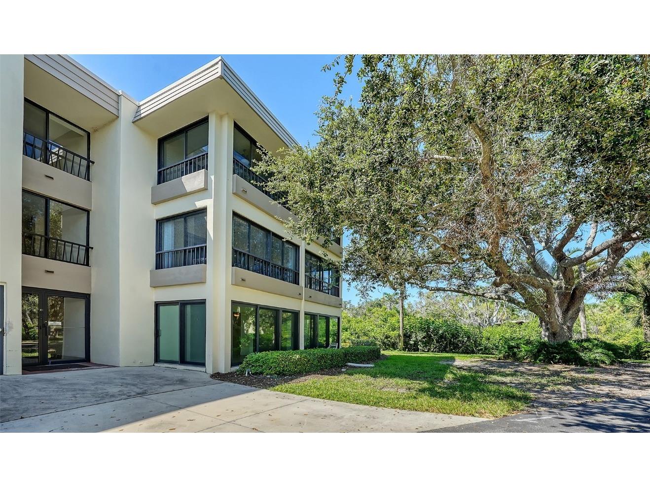 225 Hourglass Way #103 Sarasota FL 34242 - LAGOON. GULF OF MEXICO. A4664460 image66