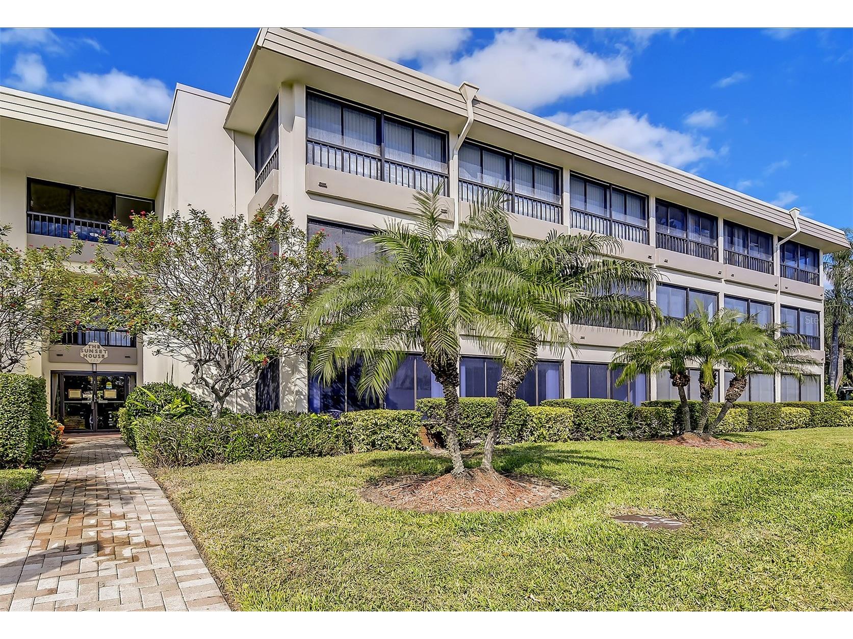 225 Hourglass Way #303 Sarasota FL 34242 TB8489788 image1