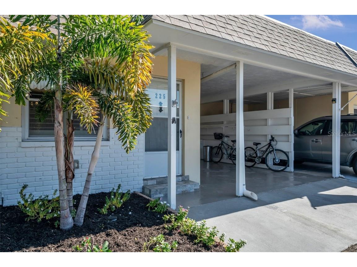 225 Sky Loch Drive E Dunedin FL 34698 U8220469 image1