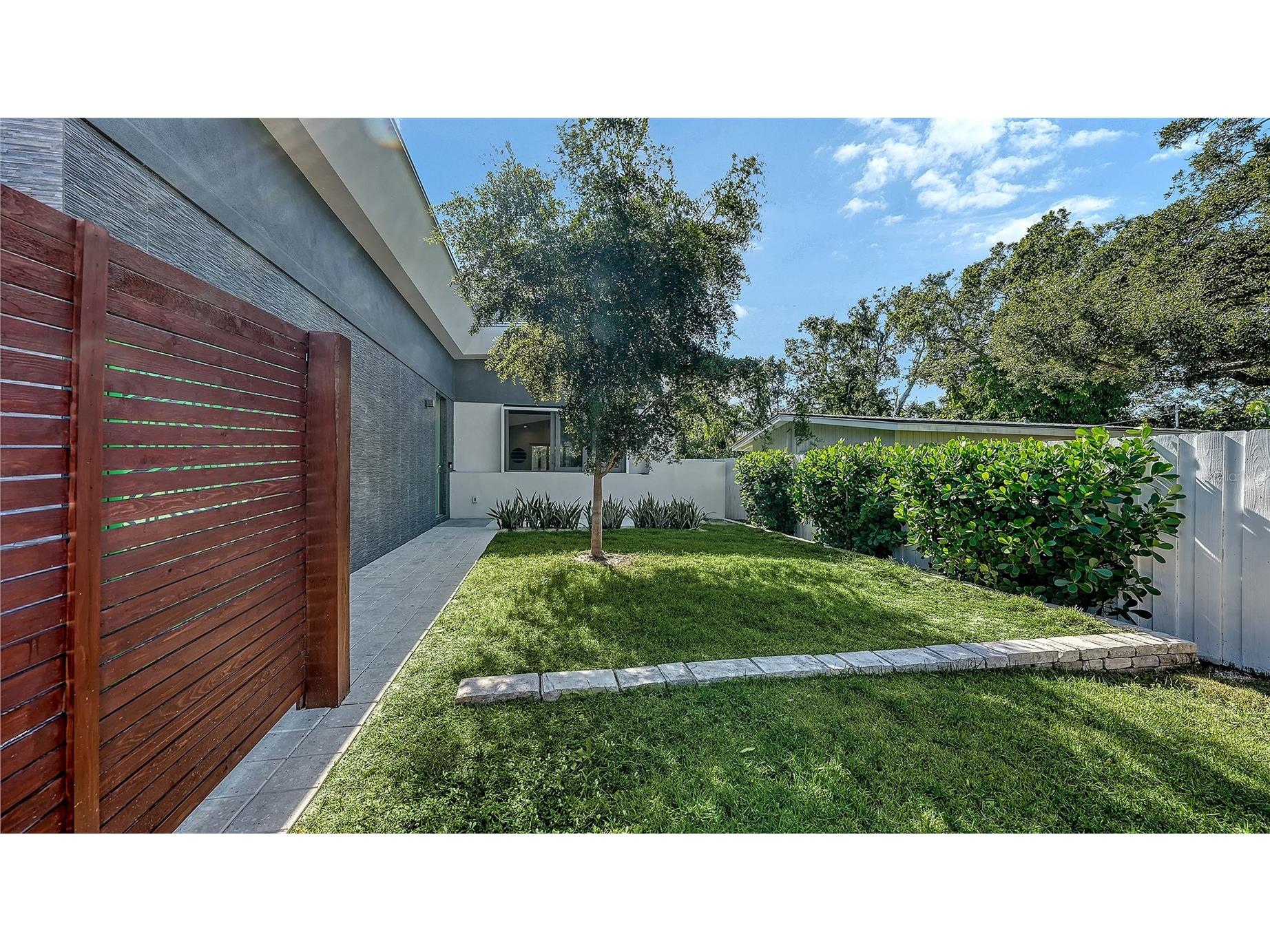 2254 Hawthorne Street Sarasota FL 34239 A4672184 image8