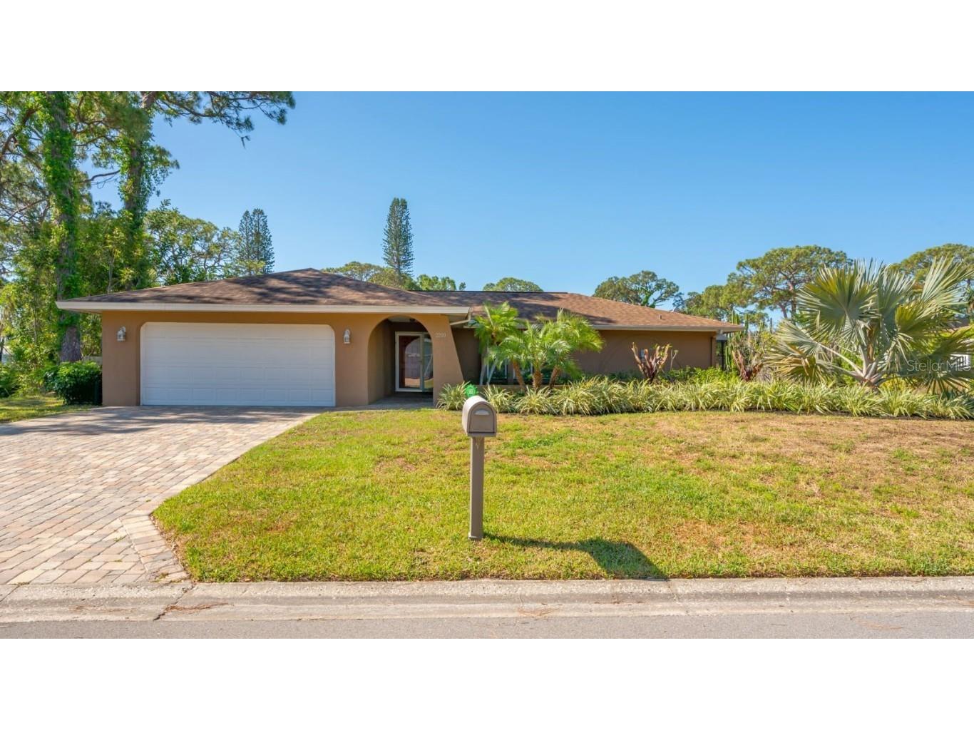 2299 Pine View Circle Sarasota FL 34231 A4568055 image1