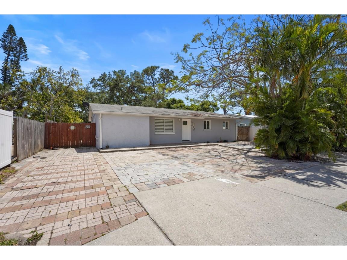 2303 Stratford Drive Sarasota FL 34232 A4646301 image1