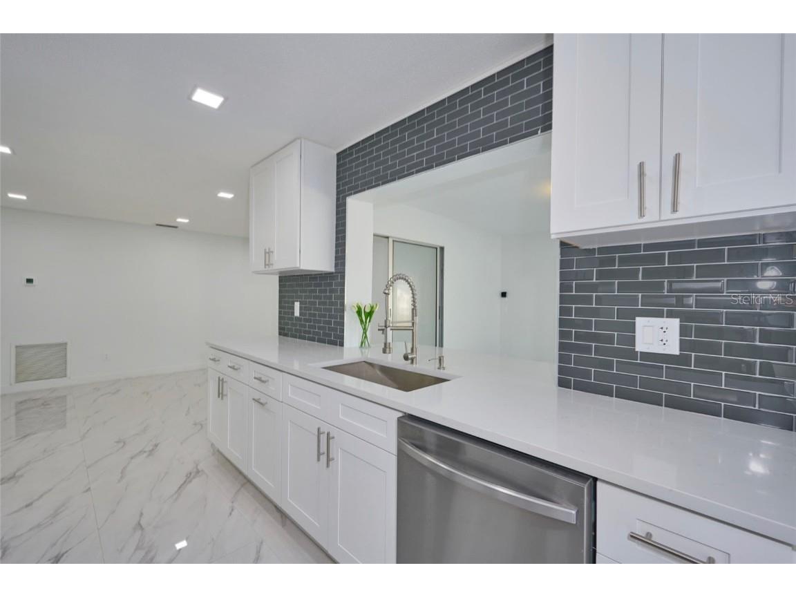 2310 Laguna Drive Indian Lake Estates FL 33855 - LAKE WALK IN WATER TB8377139 image10