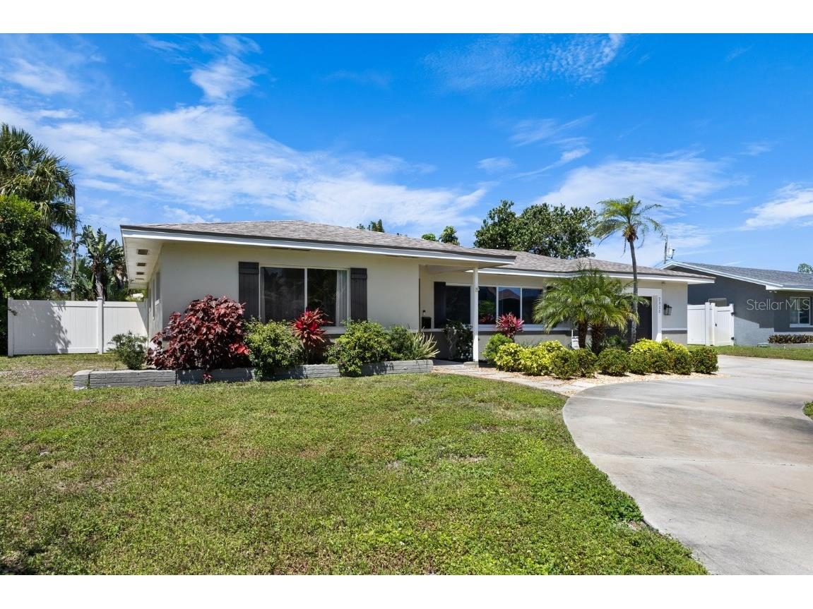 2325 S Shore Drive SE Saint Petersburg FL 33705 U8238212 image1