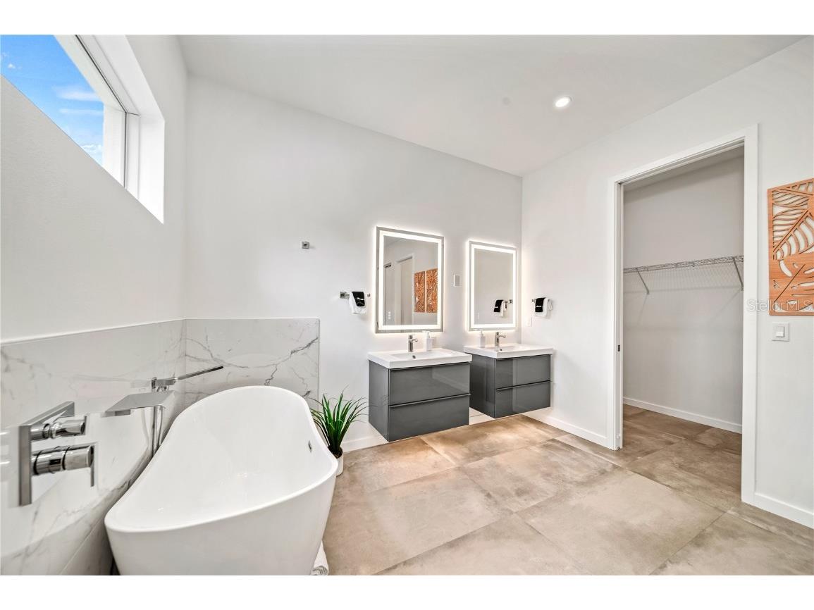 2327 Hillview Street Sarasota FL 34239 A4623881 image25