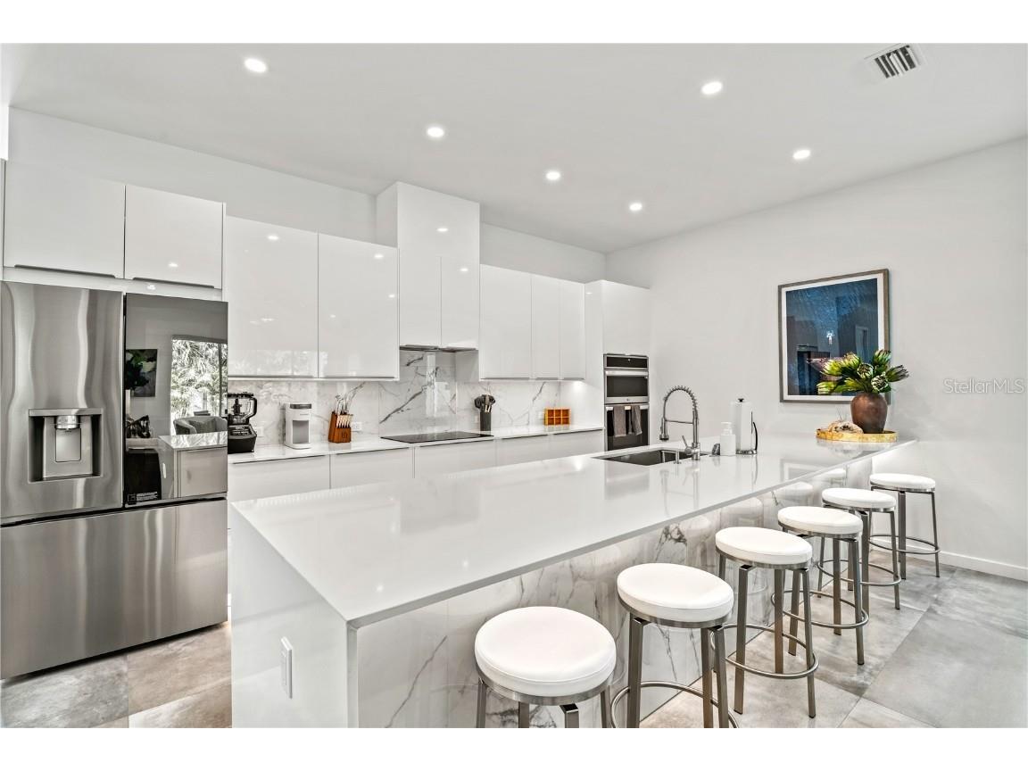 2327 Hillview Street Sarasota FL 34239 A4623881 image4