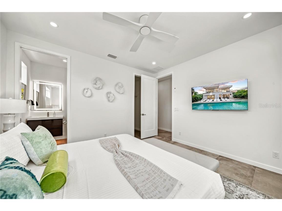 2327 Hillview Street Sarasota FL 34239 A4623881 image44