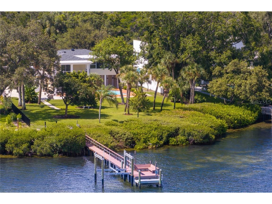 234 Driftwood Road SE Saint Petersburg FL 33705 - BIG BAYOU TB8415294 image1