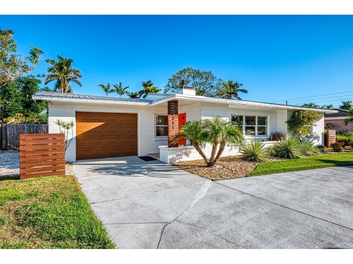 2341 Siesta Drive Sarasota FL 34239 A4640988 image1