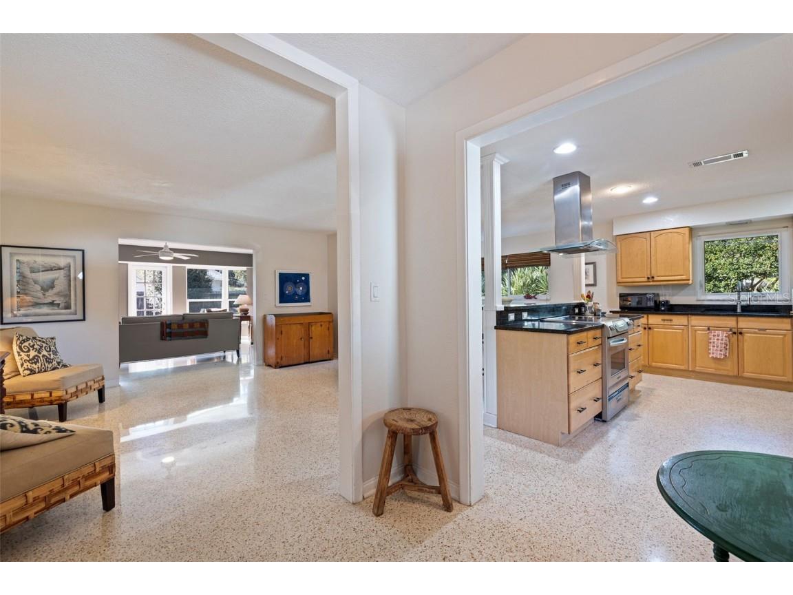 236 58th Avenue S Saint Petersburg FL 33705 TB8450304 image4