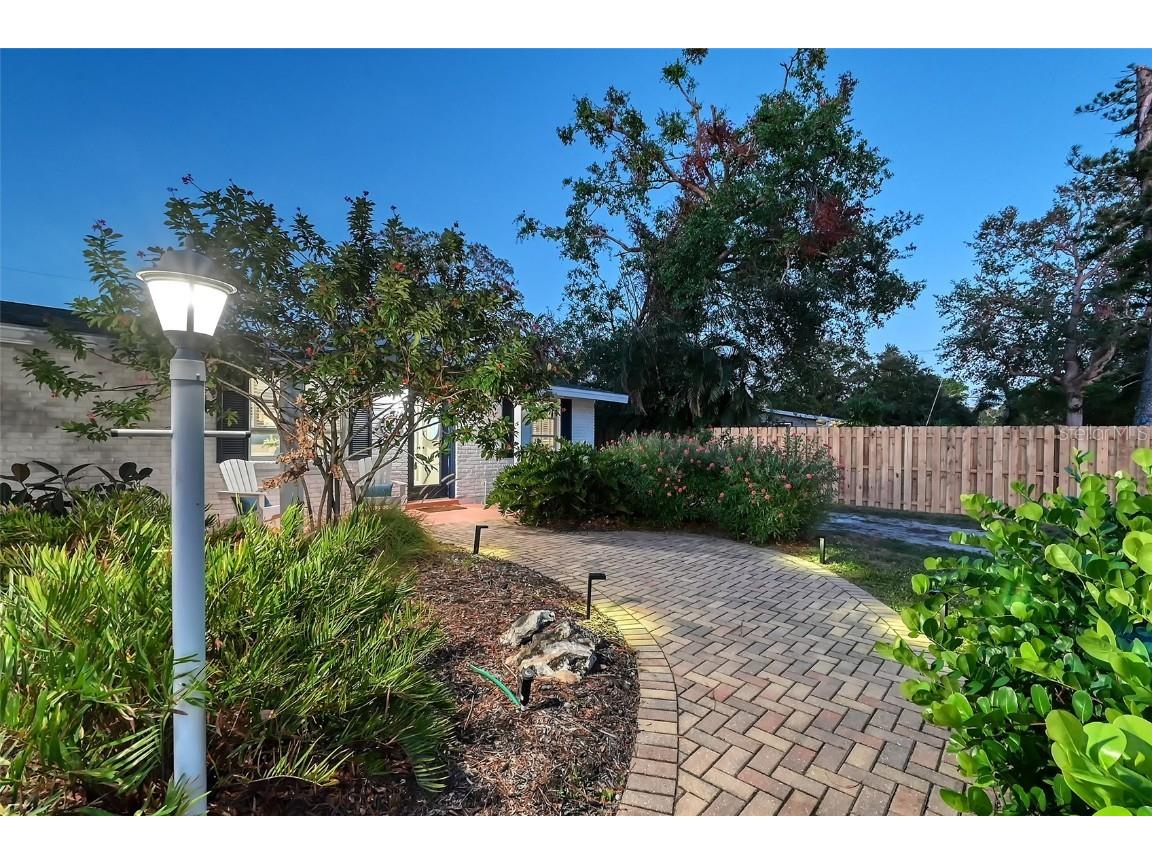 2365 Bay Street Sarasota FL 34237 A4631876 image68