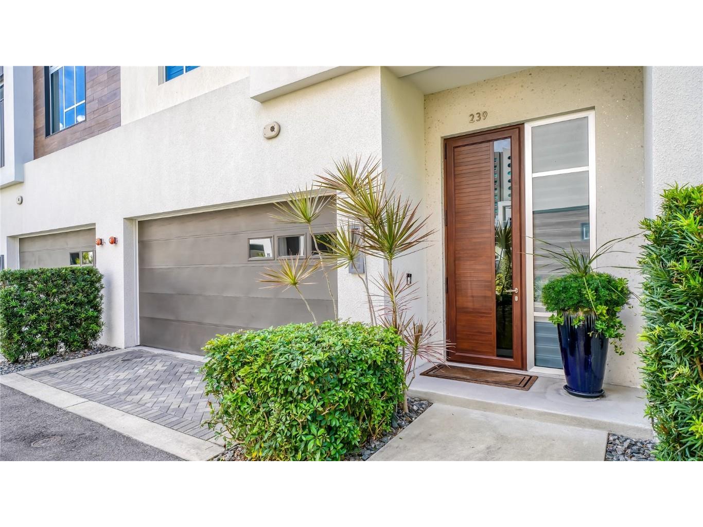 239 Cosmopolitan Court Sarasota FL 34236 A4526577 image1