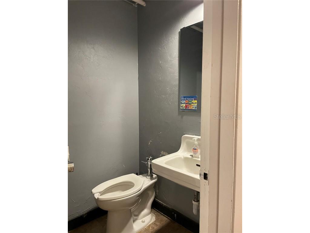 239 W University Avenue Gainesville FL 32601 GC531359 image8