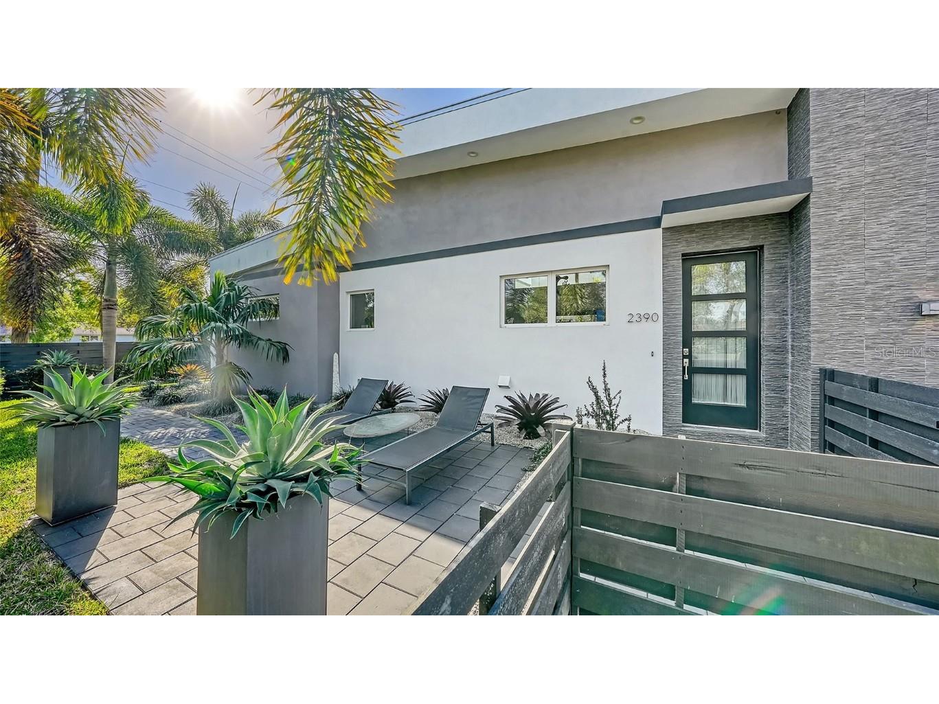 2390 Bay Street Sarasota FL 34237 A4614313 image1