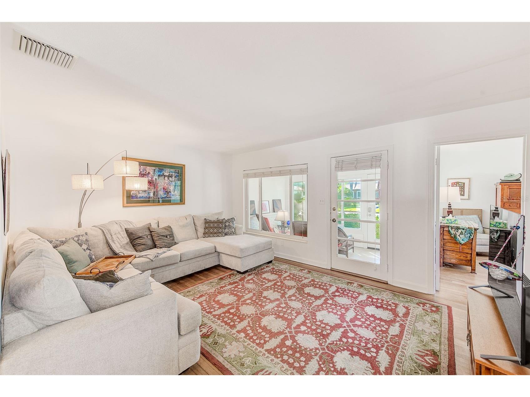 240-242 Mateo Way NE Saint Petersburg FL 33704 TB8471050 image2