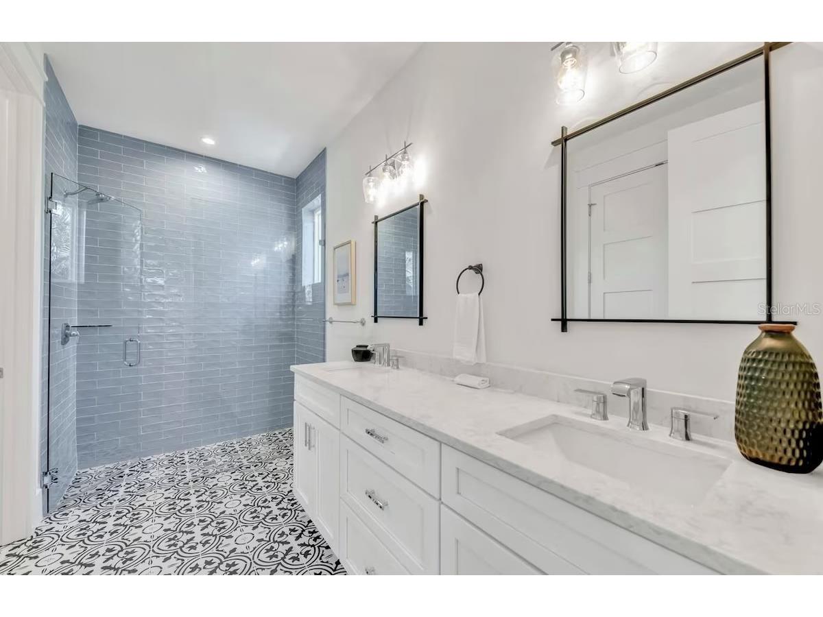 2403 Avenue C Bradenton Beach FL 34217 A4684030 image27