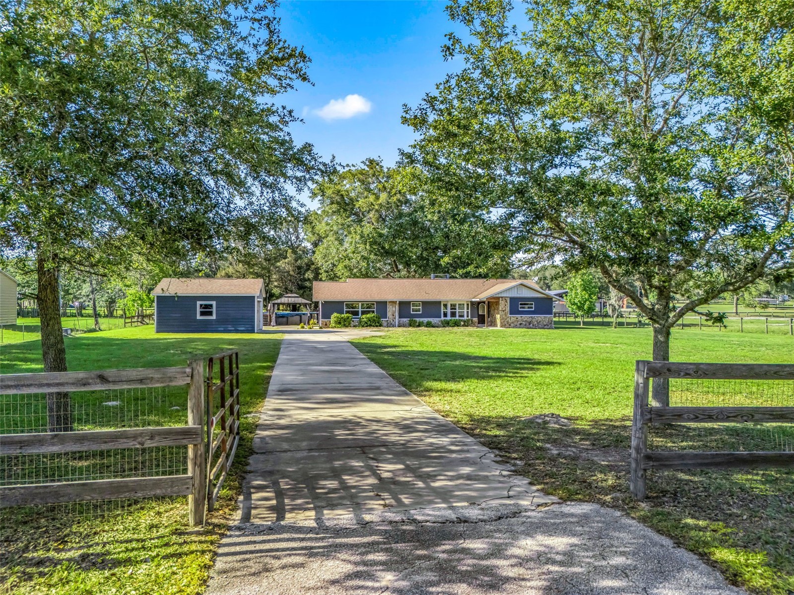 2405 SE 157th Lane Road Summerfield FL 34491 OM722989 image1
