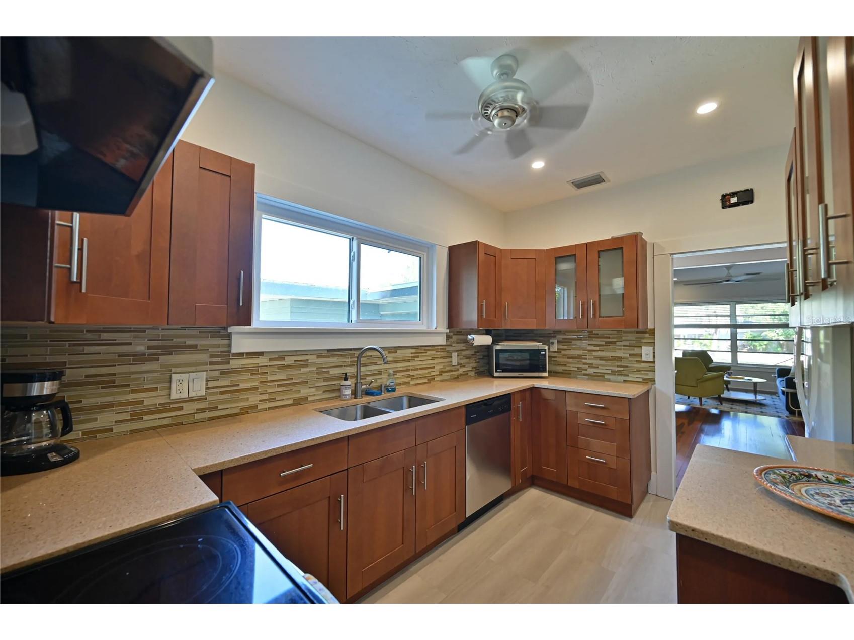 2408 Hillview Street Sarasota FL 34239 A4683579 image11