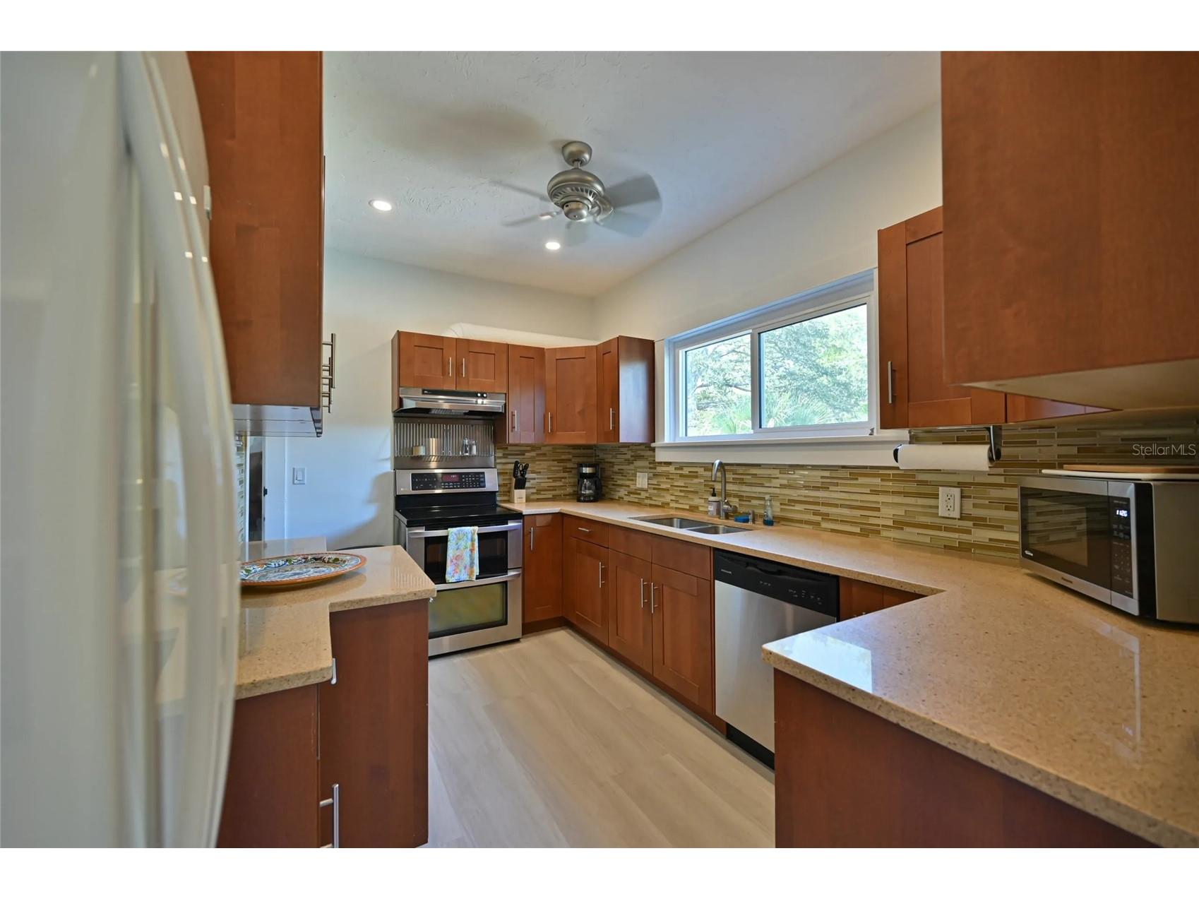 2408 Hillview Street Sarasota FL 34239 A4683579 image12