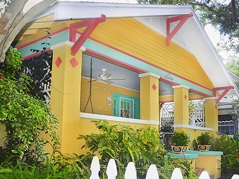 241 17th Avenue NE Saint Petersburg FL 33704 A4568579 image1