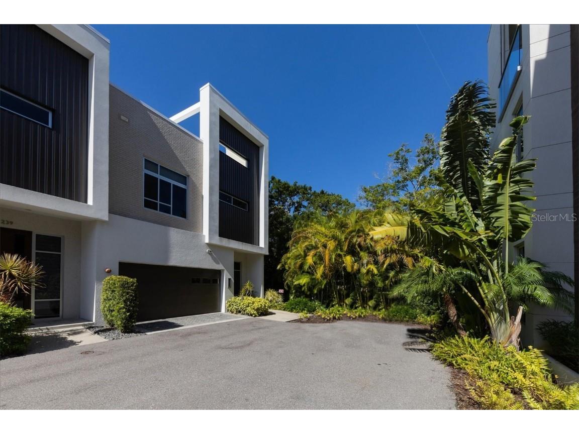 241 Cosmopolitan Court Sarasota FL 34236 A4541833 image1