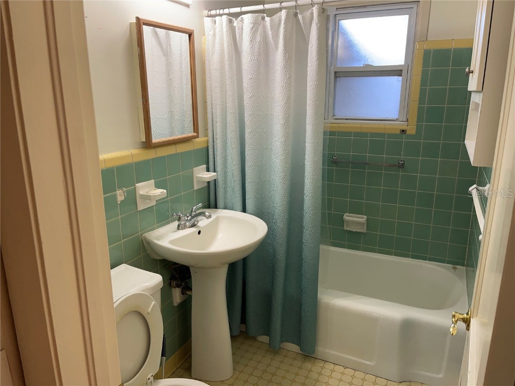 2415 Pelican Drive Sarasota FL 34237 A4650716 image11