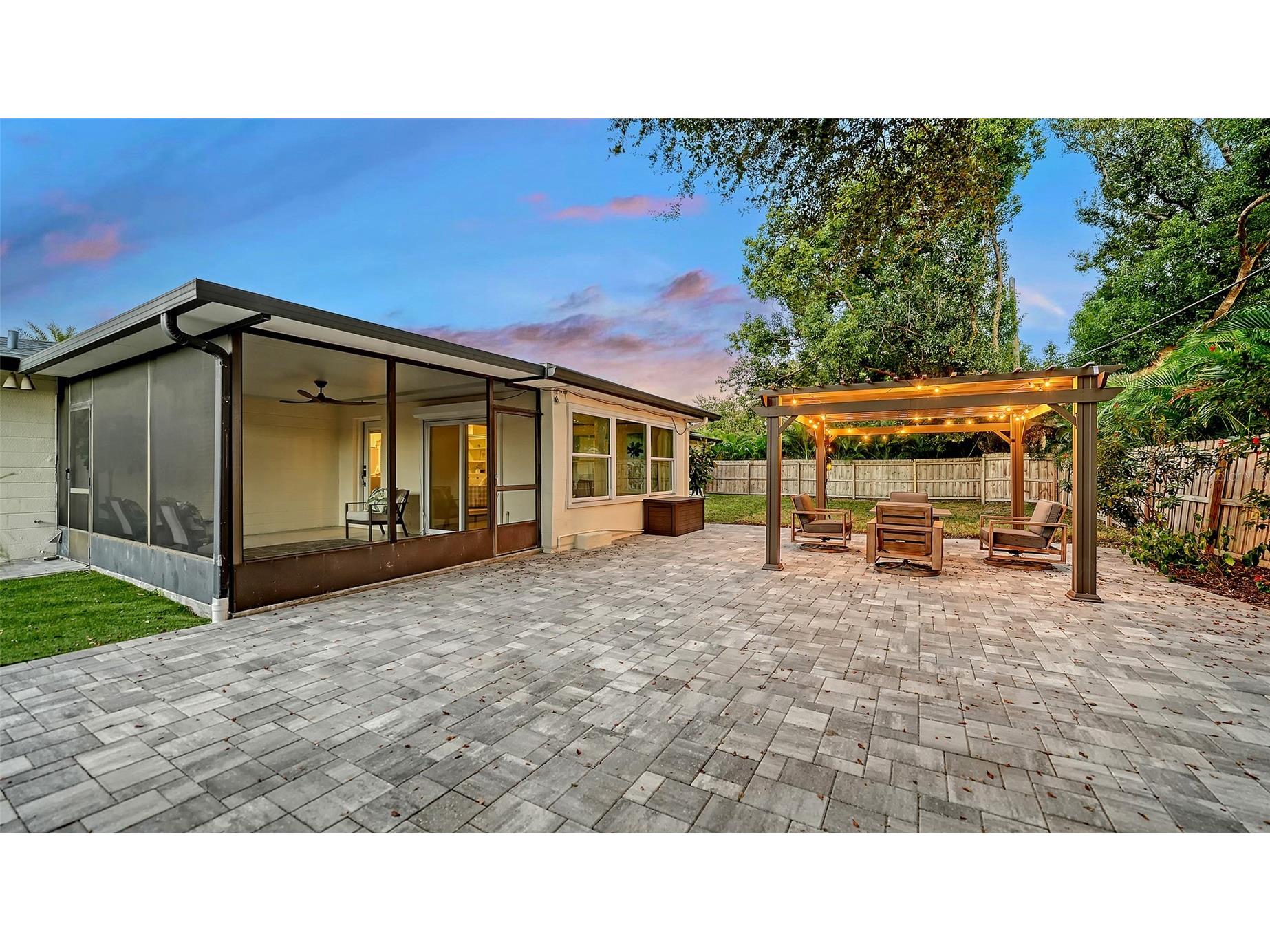 2426 Wisteria Street Sarasota FL 34239 A4668620 image35