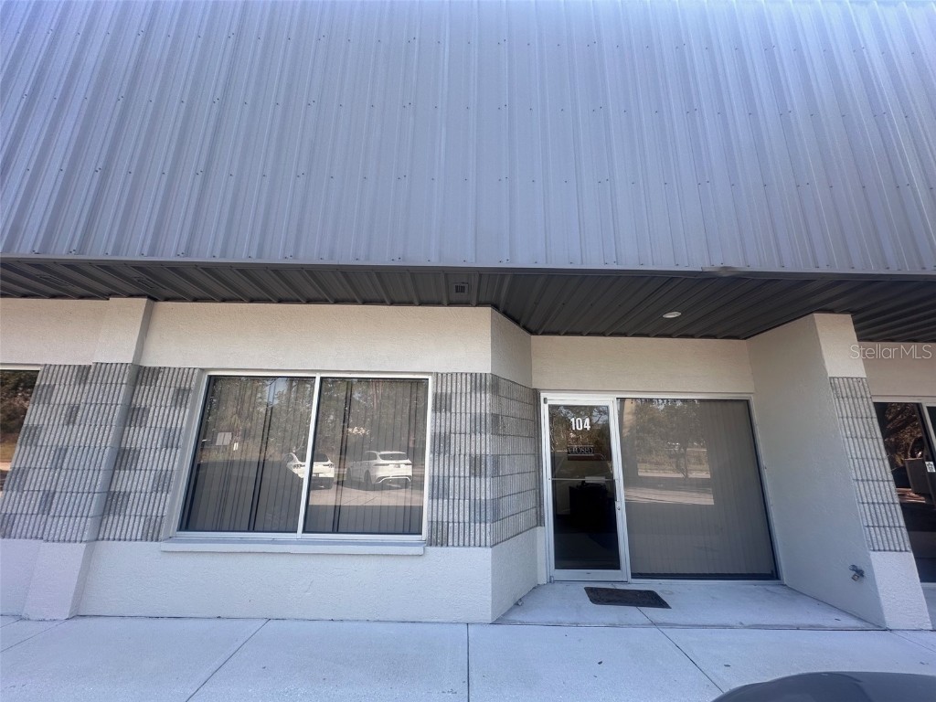 2427 Porter Lake Drive #104 Sarasota FL 34240 L4950946 image1