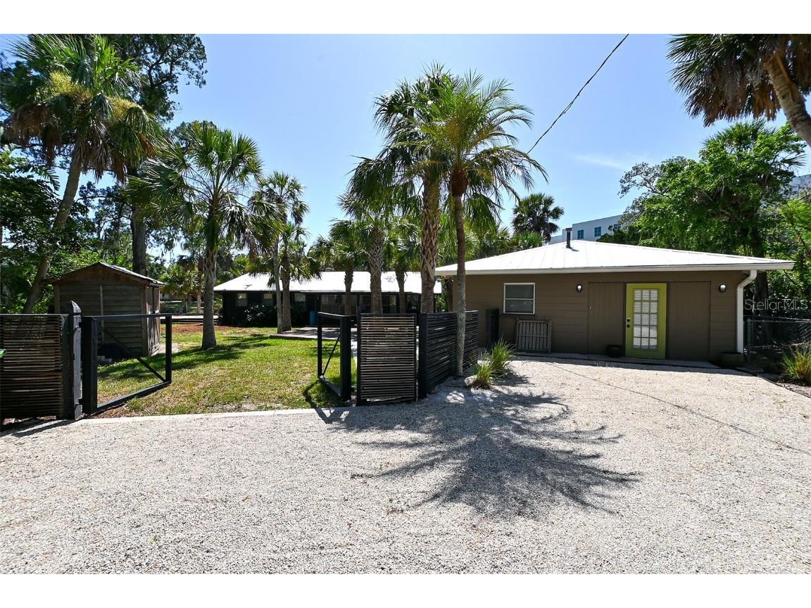 2427 Walker Circle Sarasota FL 34234 - WHITAKER BAYOU A4575427 image1