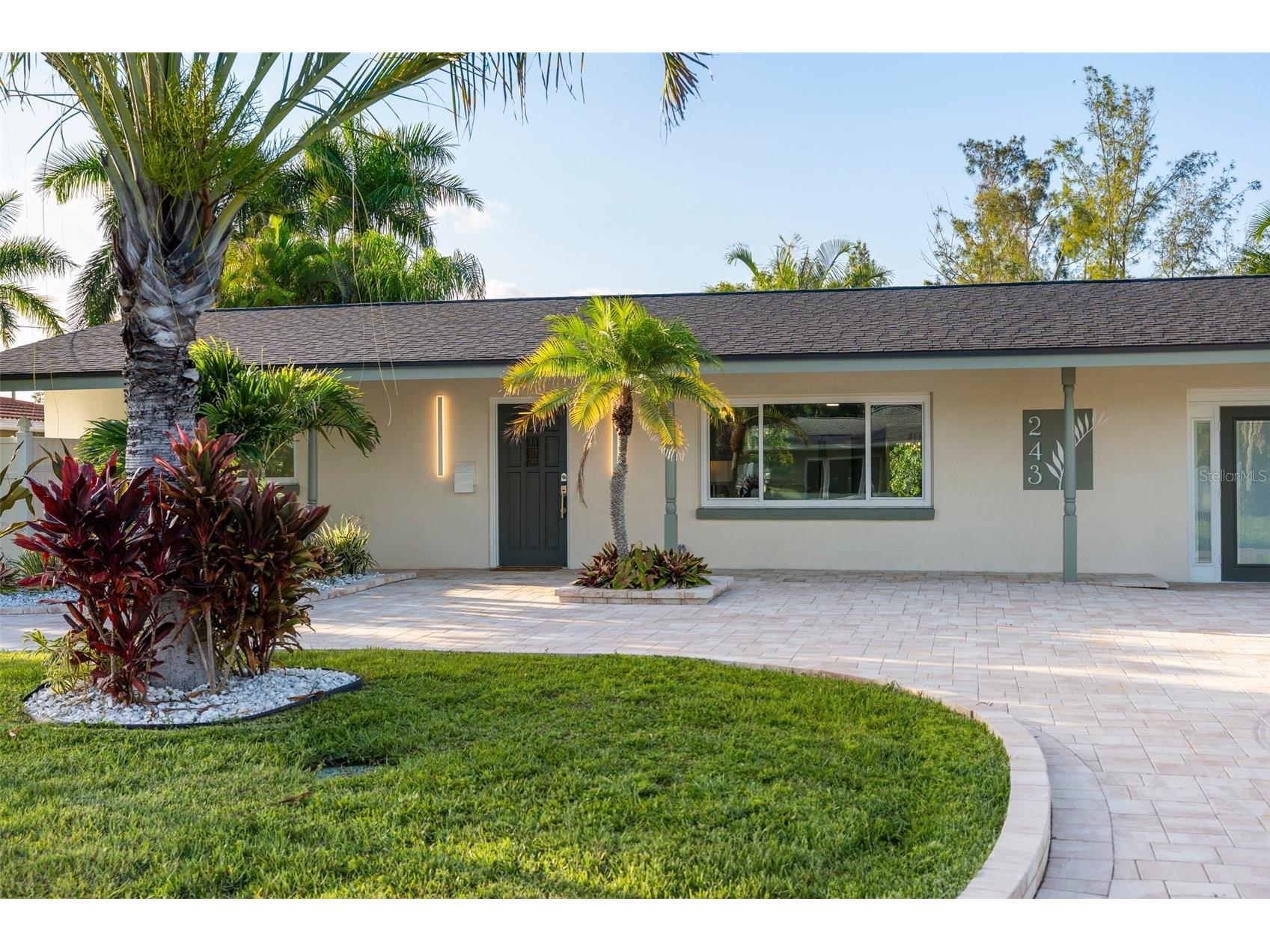 243 45th Avenue NE Saint Petersburg FL 33703 TB8395837 image1