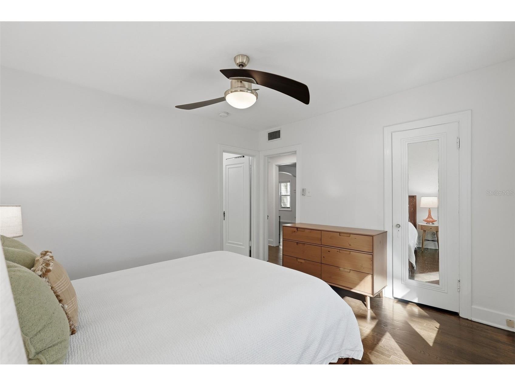 2430 14th Street N Saint Petersburg FL 33704 TB8473563 image9